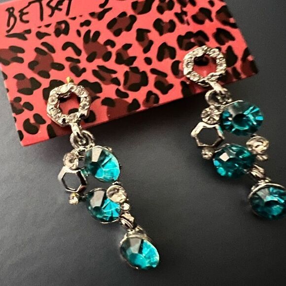 🪻 Betsey Johnson sparkling turquoise & silver dangle earrings 🪻 - Picture 4 of 4